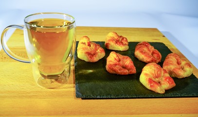 seis croissants con infusión