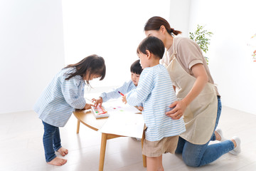 幼稚園で勉強をする子供