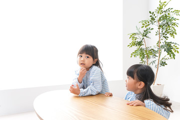 友達と遊ぶ女の子たち