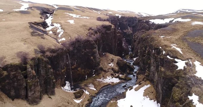 Schlucht mit Wasserfall in Island