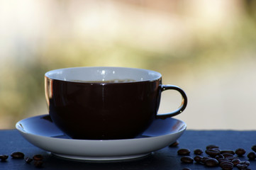 Kaffee mit Milch freigestellt auf neutralem Hintergrund