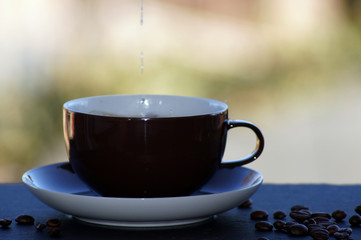Kaffee mit Milch freigestellt auf neutralem Hintergrund