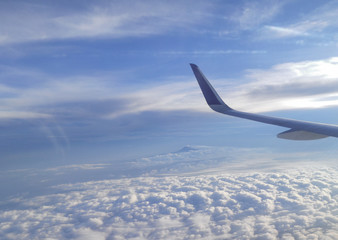 Fototapeta premium Airplane wing on the blue sky