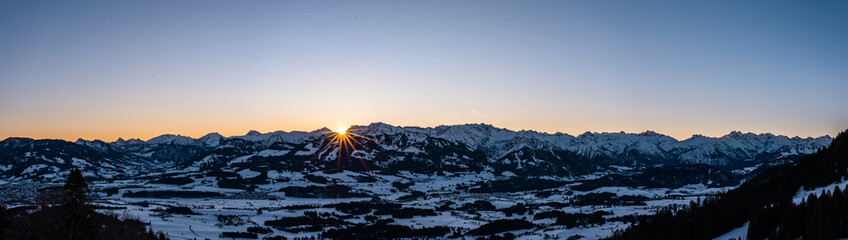 Sonnenaufgang in den Allgäuer Bergen - Winterliches Oberallgäu