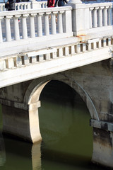 Arcata e balaustra barocco con acqua