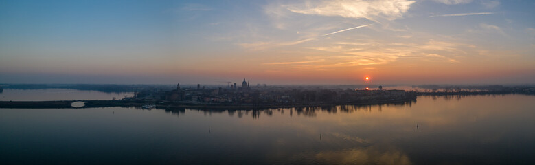 Fototapeta premium tramonto a Mantova dai laghi