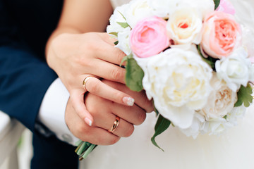 Obraz na płótnie Canvas beautiful wedding bouquet with gold rings, bridal accessories