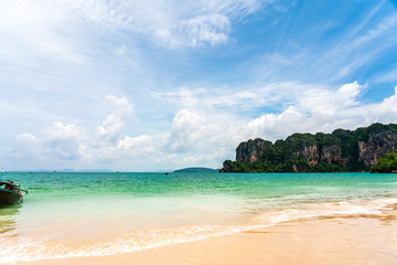 Obraz premium Beautiful Tropical Beach PP Island, Krabi, Phuket, Thailand. blue ocean background Summer view Sunshine at Sand and Sea Asia Beach Destinations 
