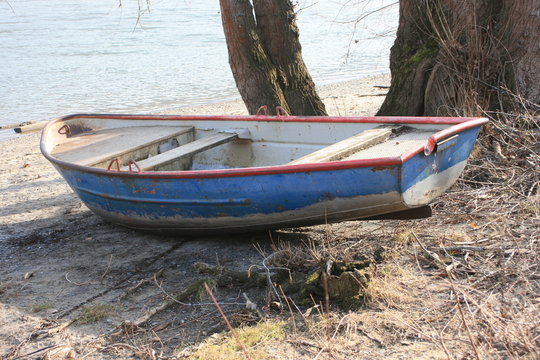 Ruderboot am Rhein