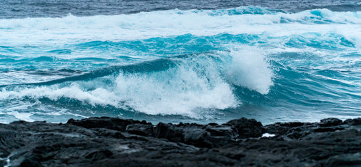 Hohe Wellen und Gewitterstimmung am Strand auf Hawaii