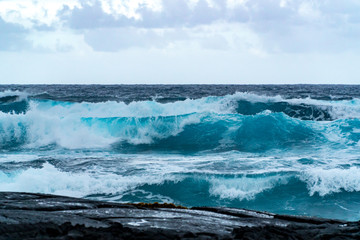 Fototapeta premium Wysokie fale i burza na plaży na Hawajach