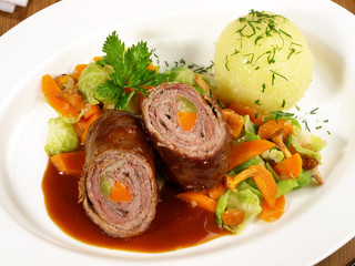 Rinderrouladen auf Gemüse mit Knödel