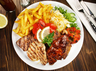 Grillteller mit Pommes Frites und Gemüse