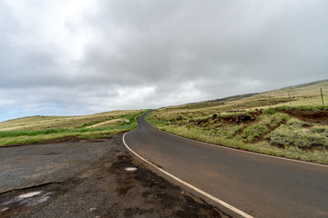 Einsame Straße mit dunklen Wolken