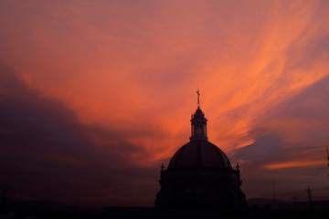 Bajo el cielo anaranjado