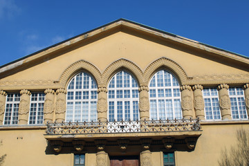 Balcone con lesene e finestre ad arco