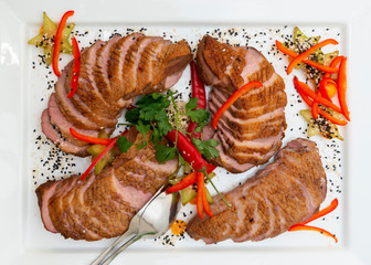 Asiatischer Fleischteller mit knusprig gebratener Ente an Chili