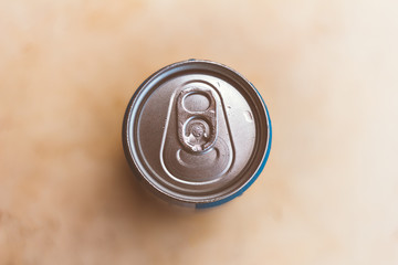 Obraz premium Top of a beer can or soda. Background blurred