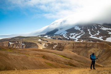 Obraz premium Man hiking at the Kerlingarfjöll geothermal area Icealnd with a great weather 