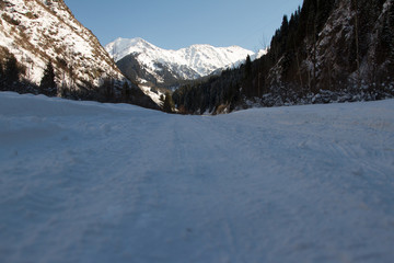 Fototapeta na wymiar snowy mountain road