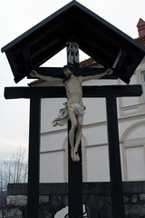 Cappella ex voto in legno con crocefisso