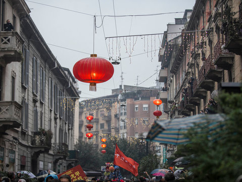 lanterne rosse cinesi addobbano le vie di milano