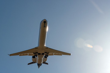 Passagierflugzeug kuez nach dem Start aus der Froschperspektive