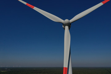 Windkraftanlage auf blau 