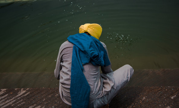 Sij de espaldas moj&aacute;ndose en el lago de n&eacute;ctar del Templo Dorado o de Oro de Amritsar o Harmandir Sahib. Sijs. La India