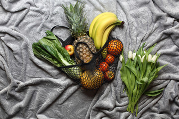 Zdrowa dieta. Torba na zakupy pełna zdrowych kolorowych owoców i warzyw.