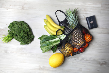 Zdrowe zakupy. Torba na zakupy pełna zdrowych kolorowych owoców i warzyw.