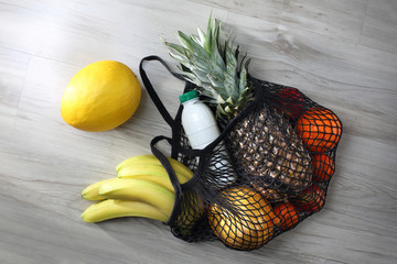 Fototapeta Zdrowa dieta. Torba na zakupy pełna zdrowych kolorowych owoców i warzyw. obraz