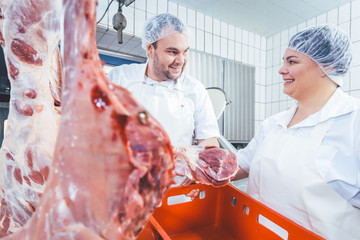 Team von Fleischer oder Schlachter zerlegt Fleisch im Schlachthof