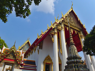 Wat Phra Chetuphon(Wat Pho), is located behind the splendid Temple of the Emerald Buddha.