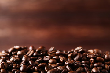 Obraz premium Coffee beans on brown background