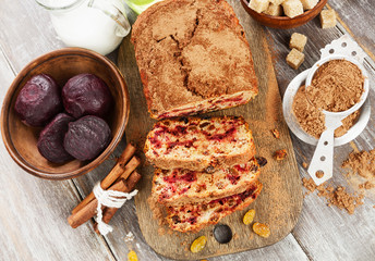 Beetroot pie with raisins