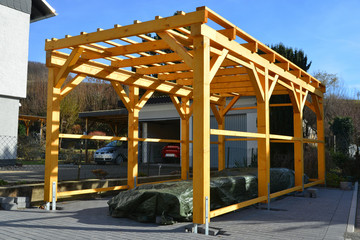 Neuer Carport aus lasiertem Holz