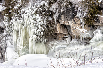 Ice Formations vy a Waterfall