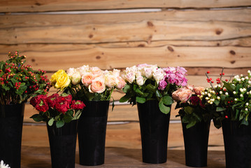 Installation of bouquets of roses in flowerpots. Sale of flowers in the studio.