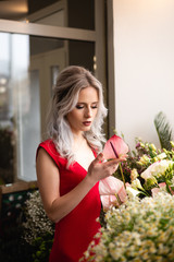 Home decoration with bouquets of roses. Creating a home coziness.