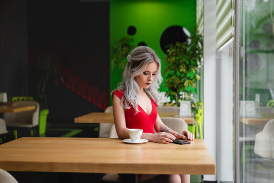 Correspondence with friends through instagramm. Social network in the world.