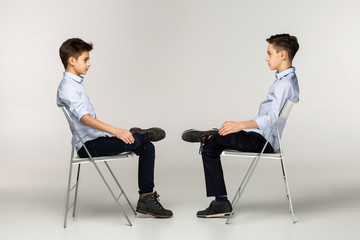 Obraz premium Side view portrait of two teenagers in blu shirts