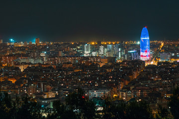 Fototapeta premium Skyline of Barcelona from the 'Bunkers del Carmel', at night