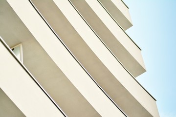 Obraz premium Modern white building with balcony on a blue sky