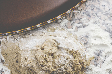 Brot backen in der Küche, mit Mehl, Wasser und einem Rührgerät. 