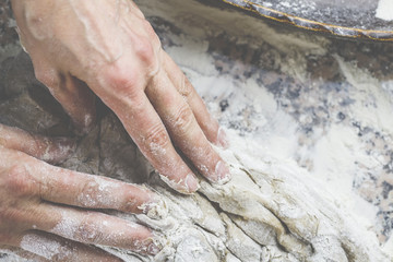 Brot backen in der K&uuml;che, mit Mehl, Wasser und einem R&uuml;hrger&auml;t. 