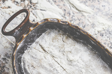 Brot backen in der Küche, mit Mehl, Wasser und einem Rührgerät. 