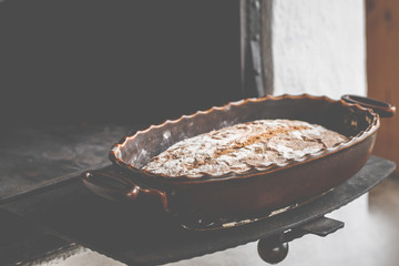Brot backen in der Küche, mit Mehl, Wasser und einem Rührgerät. 