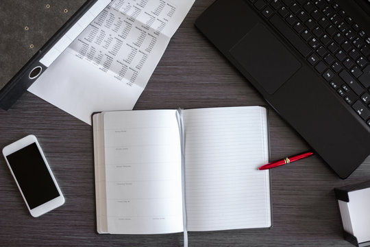 Hellgrauer B&uuml;rotisch mit digitalen Medien und Papierkram