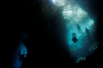 Obraz na płótnie Canvas underwater diver silhouette